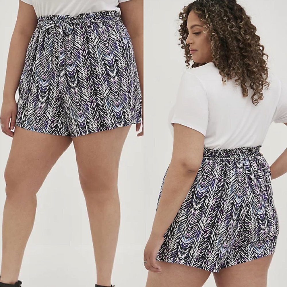 Torrid Womens NWT Challis Chevron Black & White Pockets Paperbag Shorts Plus 2X